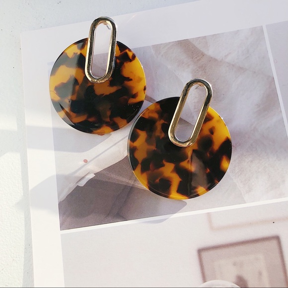 Last one Resin Tortoise Shell Hoop Dangle Earrings - Picture 5 of 6